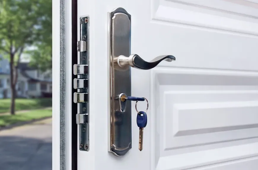 Entrance door with sidelight